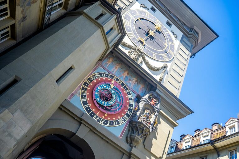 Cadrans et façade du Zytglogge à Berne photographiés depuis la rue.