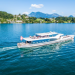 Bateau panoramique sur un lac bordé de montagnes